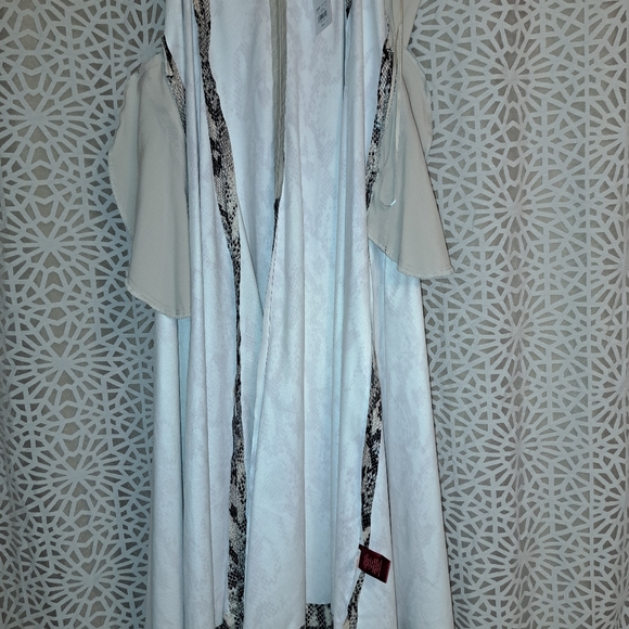 This dress has spaghetti straps and two side pockets. - Picture 8 of 13